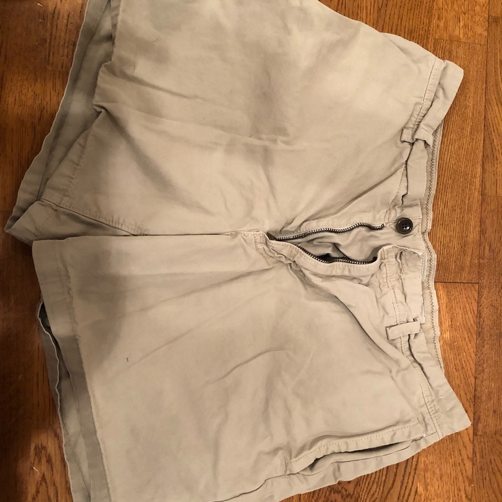 Banana Republic khaki shorts 32” relaxed fit